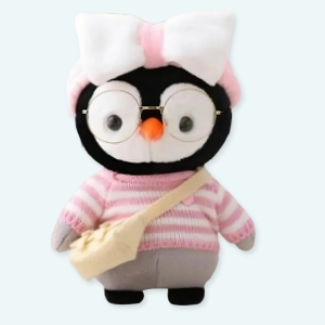 Voici la peluche pingouin pull rose, qui est adorable ! Cette peluche adore partir à l'aventure découvrir le monde qui l'entoure, et en particulier avec ses copains ! Peluche pingouin pull rose est une superbe peluche en tissu doux avec un design unique. Elle est parfaite pour les enfants de tous âges !
