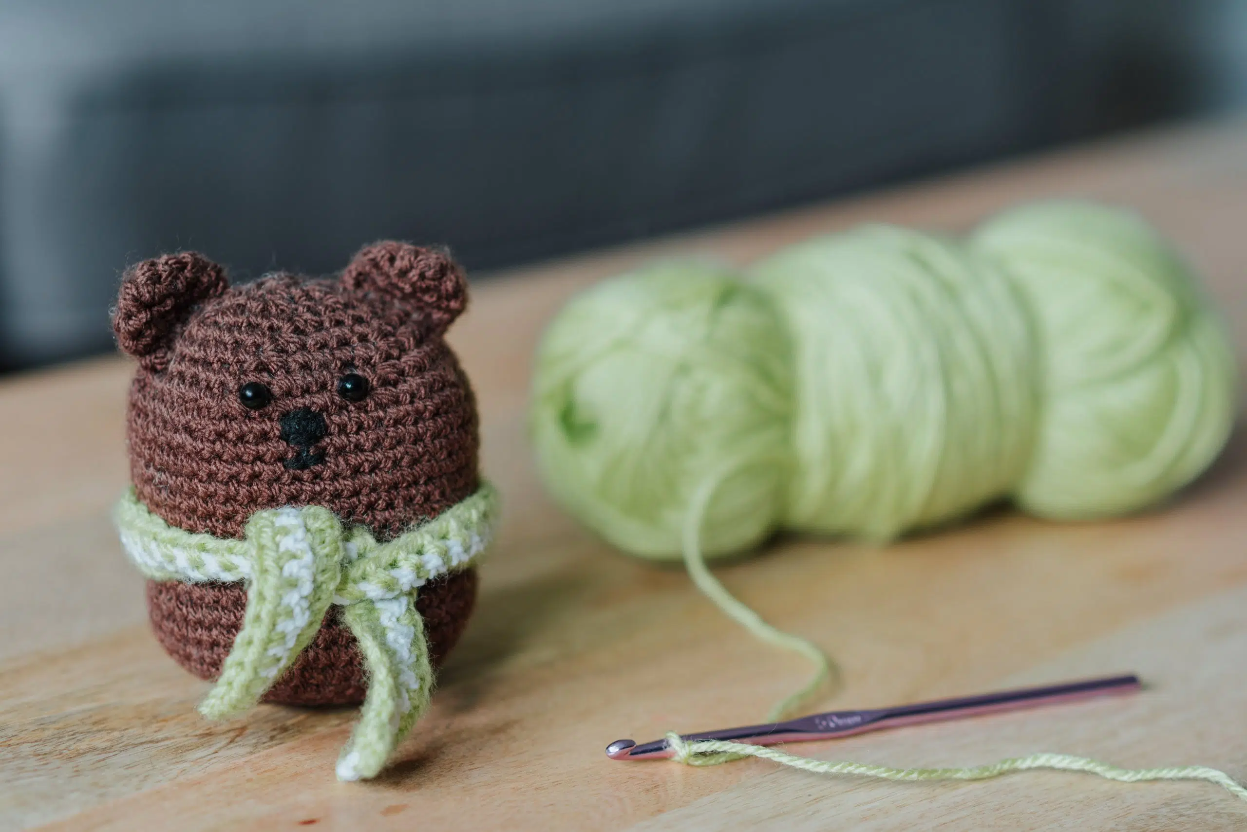 peluche ours et fils à tricoter
