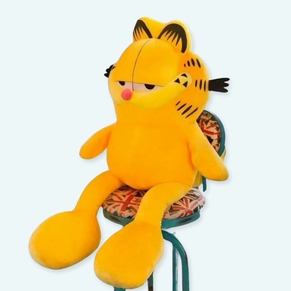 Cette peluche géante représente Garfield, le chat paresseux qui adore dormir. Il a une pelade de couleur jaune et des yeux doux dont votre enfant raffole. Sa fourrure très douce au toucher donne une envie de la câliner. La peluche géante Garfield est une peluche de douceur et de charisme !
