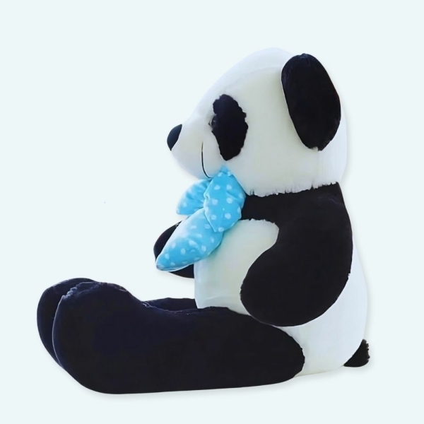 Découvrez cette peluche géante panda. Cet animal est élégant et unique avec sa belle fourrure de couleur noir et blanc et son beau nœud. Il va fondre le cœur des grands et petits. C'est la peluche géante panda la plus douce et la plus câline que vous n'aurez jamais ! Parfait pour offrir !