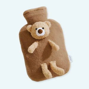 Connaissez-vous notre réchauffeur d'ours en peluche bouillote ? Grâce à sa bouteille d'eau intégrée, il vous permet de réchauffer votre enfant en plaçant la bouteille sur lui ou sur le lit afin de le réchauffer au moment de le mettre au lit. Votre enfant l'aimera tellement qu'il ne voudra plus s'en séparer.