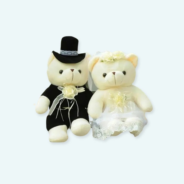 Ce couple d'ours en peluche romantique est un cadeau idéal à offrir pour la Saint-Valentin ! C'est peut-être même la bonne excuse pour demander à votre amour de vous épouser ! Profitez donc de ce couple d'ours pour faire plaisir à la personne que vous avez à vos côtés par un simple geste !