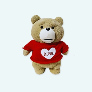 Découvrez Ted, un ours en peluche très célèbre en raison de son film, qui s'est maintenant décliné en version Saint-Valentin pour égayer cette journée spéciale. Composé d'un pull rouge avec le mot Love, c'est un cadeau parfait en ce jour qui marque l'amour entre deux personnes.