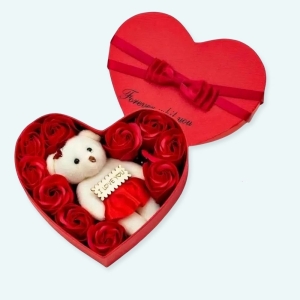 À l'approche de la Saint-Valentin, vous devez commencer à chercher des cadeaux à offrir en ce jour spécial à votre partenaire. Nous vous proposons donc cette Boîte à cadeau de Roses à savon avec ours en peluche mignon pour que vous puissiez offrir un cadeau spécial à votre personne préférée !