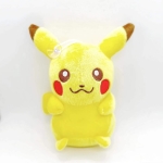 Peluche du Pokémon Pikachu. La peluche est jaune et a des pomettes marquées de rouge. Il y a une ventouse sur le haut de sa tête pour l'accrocher à une vitre.