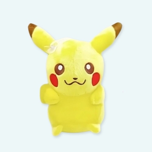 Peluche du Pokémon Pikachu. La peluche est jaune et a des pomettes marquées de rouge.