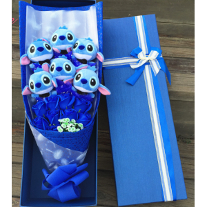 Bouquet de fleurs avec peluche Stitch gentleman bleu avec un fond en bois