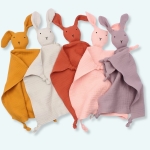Cinq doudous à l'effigie d'un lapin en différentes couleurs mis ensemble.