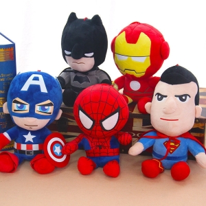 Cinq peluches super mignonnes à l'effigie de batman, iron man, captain Amérique, sipderman et superman assis ensemble