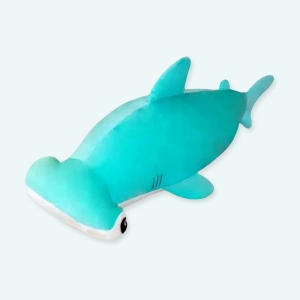 Vous cherchez une façon unique et amusante de décorer la chambre de votre enfant ? Ne cherchez pas plus loin que cette peluche oreiller requin tête de marteau ! Cet adorable requin de dessin animé est fabriqué enpeluche douce et sera certainement un succès auprès des enfants et des amoureux des requins.