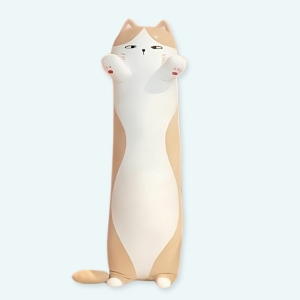 On voit une peluche oreiller de chat blanc et marron, il se tient debout sur ses toutes petites pâtes arrières