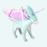 Peluche du personnage pokemon Suicune sorte de licorne arborant de belles couleur bleu pastel pour le corps et rose pastel pour les ailes