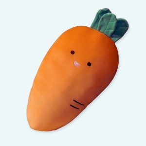 Cette poupée en peluche fruit en forme de carotte est super mignonne ! Elle est parfaite pour les enfants qui adorent les fruits et les légumes. La forme toute mignonne est parfaite pour la saisir et la manipuler. Elle est faite de tissu doux et pelucheux, ce qui la rend très agréable au toucher.