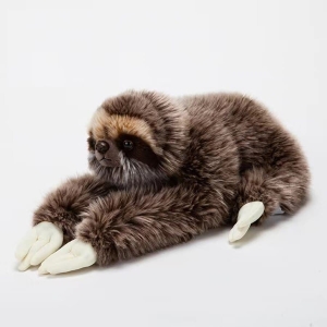 Un paresseux en peluche toute douce marron allongé, sur fond blanc