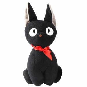 Un chat noir en peluche, Jiji du film d'animation de Miyazaki. Il a les yeux blanc et un noeud rouge autour du coup. Sur fond blanc
