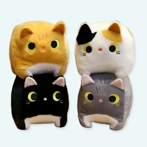 Quatre peluches chat carré posées sur une table en bois. Un chat jaune sur un chat noir et un chat blanc sur un chat gris.