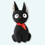 Un chat noir en peluche, Jiji du film d'animation de Miyazaki. Il a les yeux blanc et un noeud rouge autour du coup.