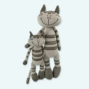Deux chats en peluche gris tigré, debout sur un fond gris