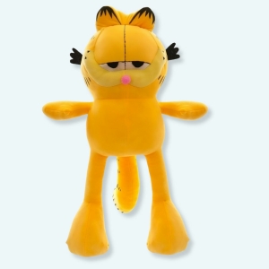 Peluche chat Garfield orange et noir. Se tient debout les bras écartés sur fond gris.