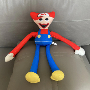 Peluche Huggy Wuggy qui fait peur en Super-Mario, bonne qualité et très tendance sur un canapé dans une maison.