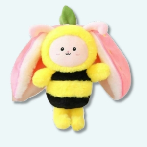 on voit une peluche abeille jaune et noire avec ses ailes roses qui se plie pour former une fraise