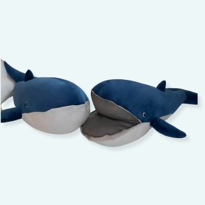 on voit deux peluches de baleines bleues xxl