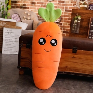 on voit dans un salon une peluche carotte géante timide orange