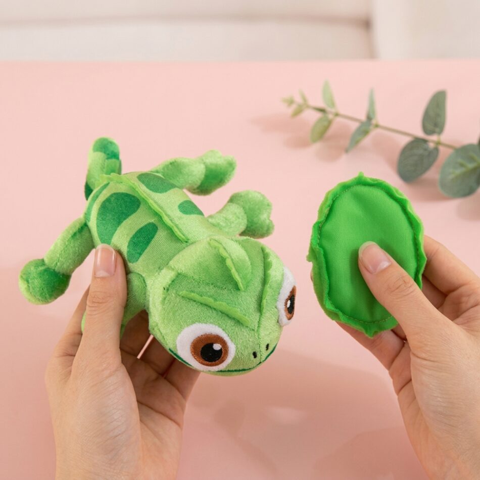 Peluche épaule Pascal Disney Parks Disneyland Raiponce caméléon vert peluche aimantée 17 cm